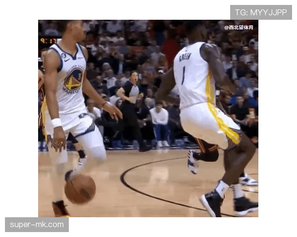 详细解读NBA篮球运球变向规则中如何判定翻腕违例